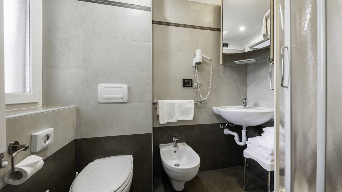 Hotel-Elena-Saint-Vincent-doppia-standard-bagno-I4A3586