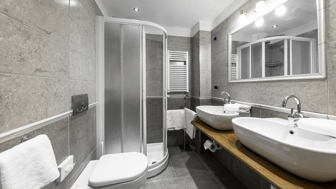 Hotel-Elena-Saint-Vincent-double-superior-bathroom-I4A3529