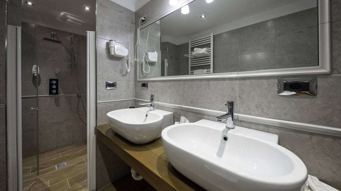 Hotel-Elena-Saint-Vincent-family-standard-bathroom-I4A3484