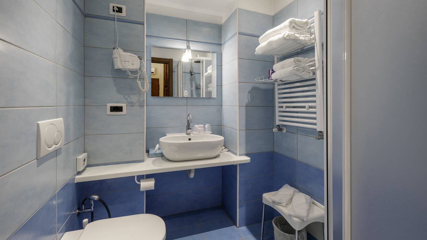 Hotel-Elena-Saint-Vincent-2020-double-superior-bathroom-I4A3544