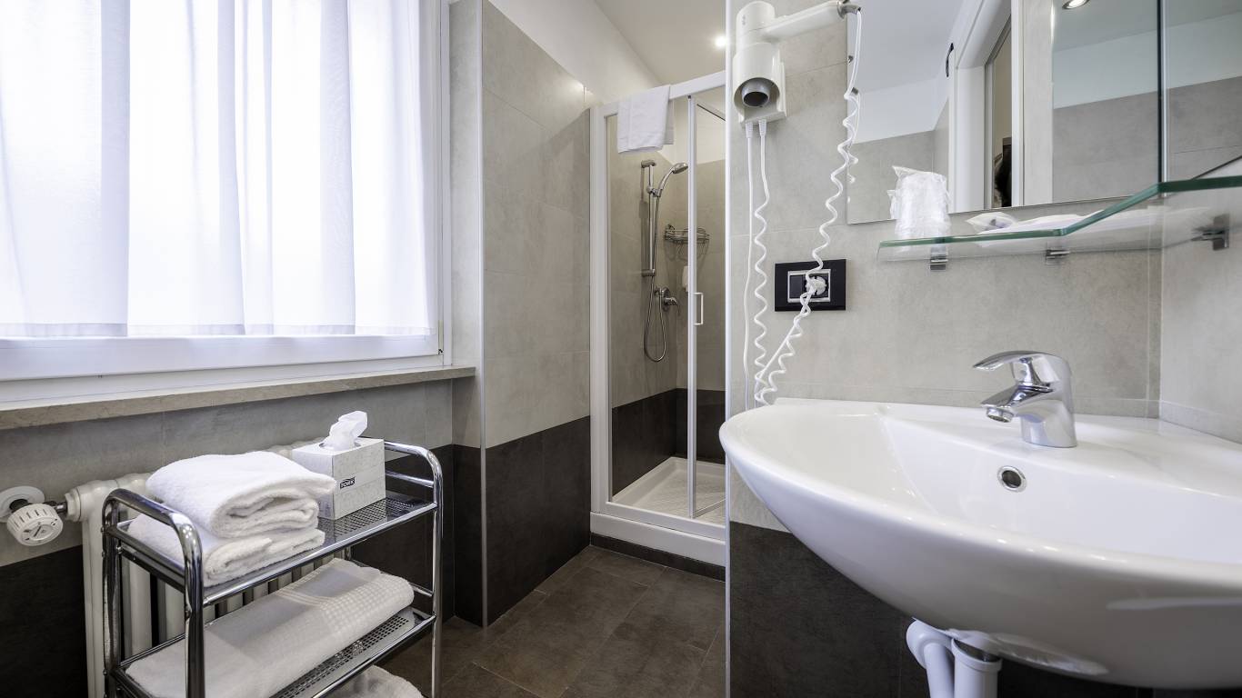 Hotel-Elena-Saint-Vincent-matrimoniale-standard-bagno-I4A3565