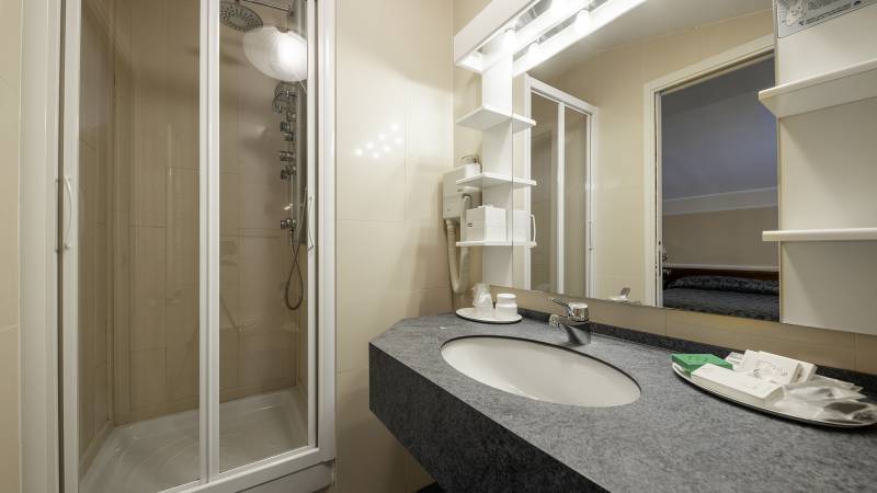 Hotel-Elena-Saint-Vincent-family-standard-bathroom-I4A3649